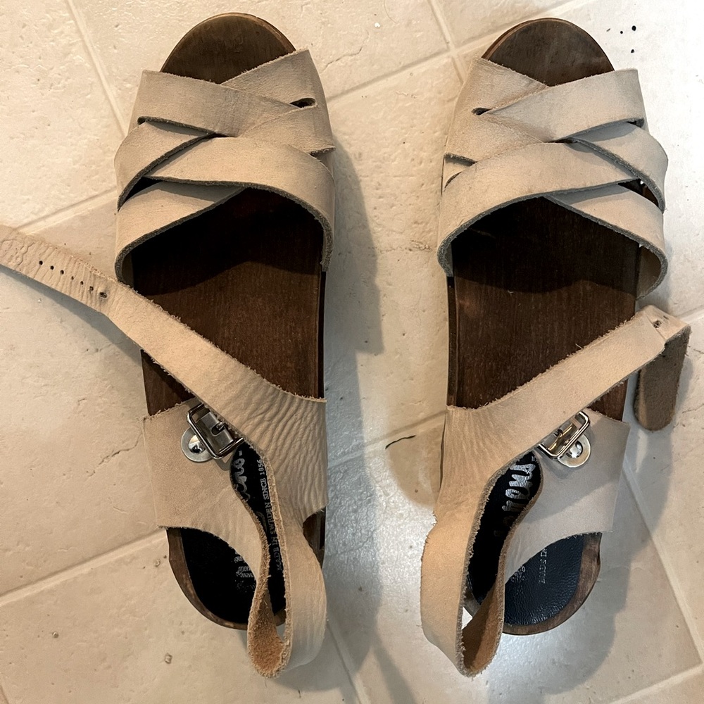 Low sandal clogs